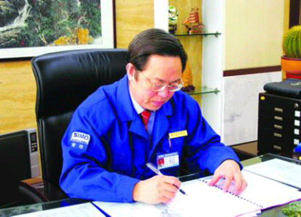 西瑪集團(tuán)董事長(zhǎng)楊允成被評(píng)選為“感動(dòng)西安——2005年度推動(dòng)西安經(jīng)濟(jì)發(fā)展的十大新聞人物”之一。