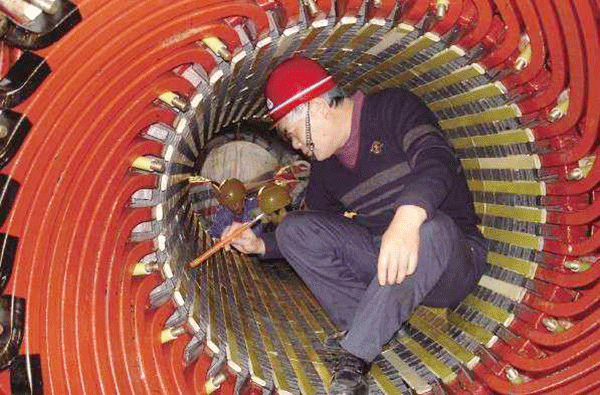 西安泰富西瑪電機吳高治、劉長安、張衛(wèi)華榮獲西安市勞動模范榮譽稱號。