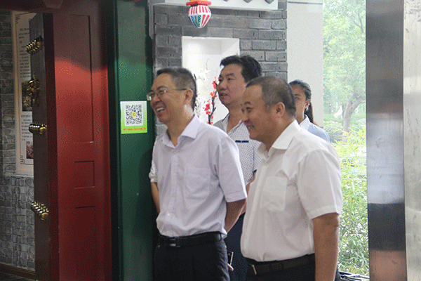 河南沁陽市委副書記薛勇帶領(lǐng)沁陽企業(yè)考察團(tuán)來西瑪電機(jī)參觀訪問。
