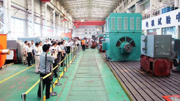 西安泰富西瑪電機成功開發(fā)YR系列4500KW大型廢鋼鐵破碎電機。